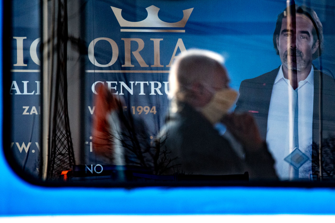 Starší muž s nasazenou rouškou jede v tramvaji. Vláda České republiky vyhlásila karanténu, aby zamezila šíření novému koronavirovému onemocnění. 18. března 2020 v Ostravě. Foto: © Lukáš Ston/Moravskoslezský deník.