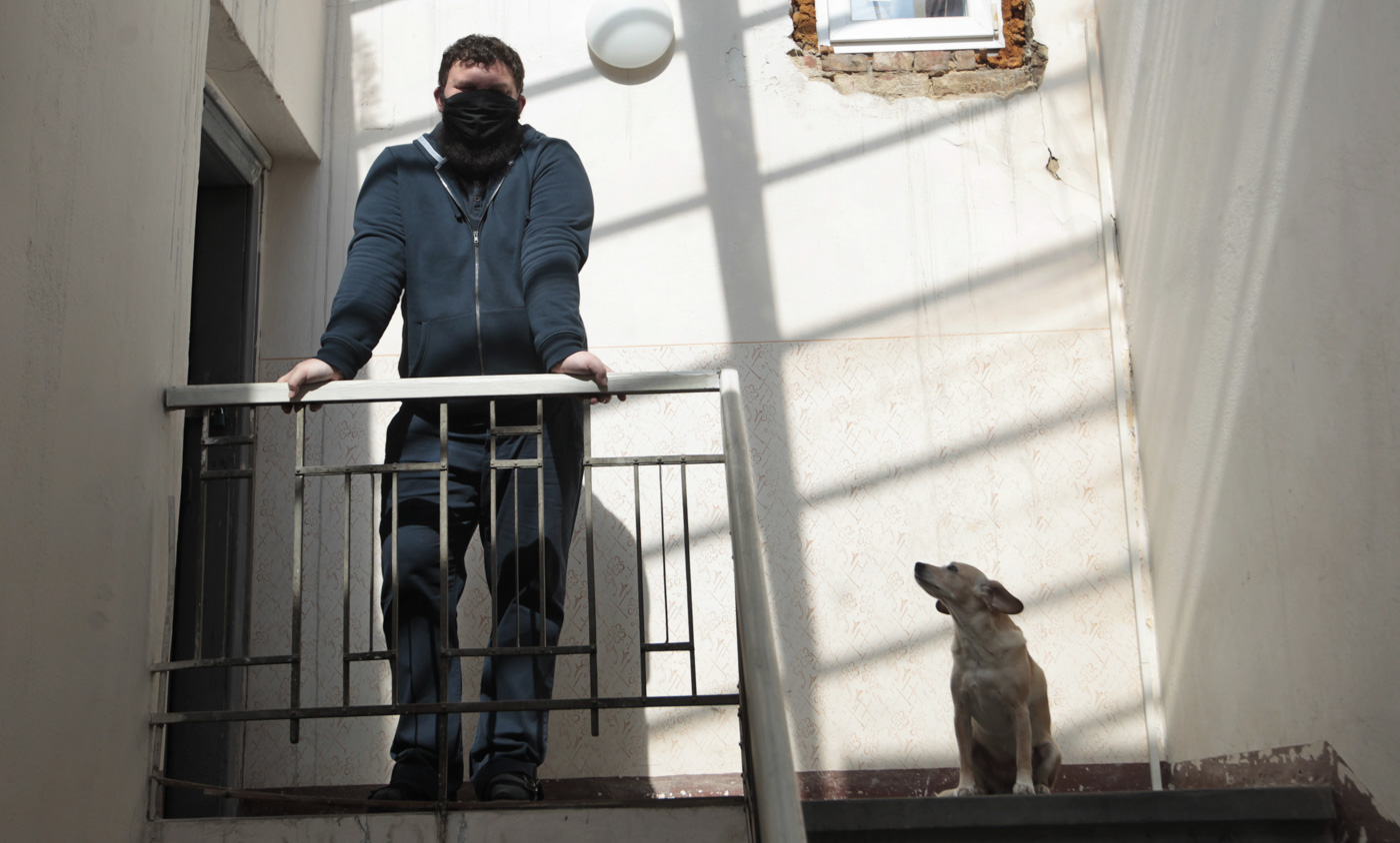 Ondřej Hložek, básník z Opavy ve svém domě se svým psem, 16. dubna 2020. Foto: © Alexandr Satinský/MAFRA.